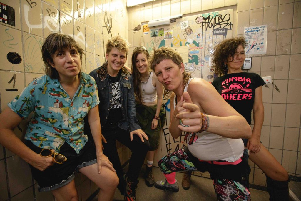 Kumbia Queers regresa a Chile con su desbordante mezcla de cumbia, punk y rebeldía